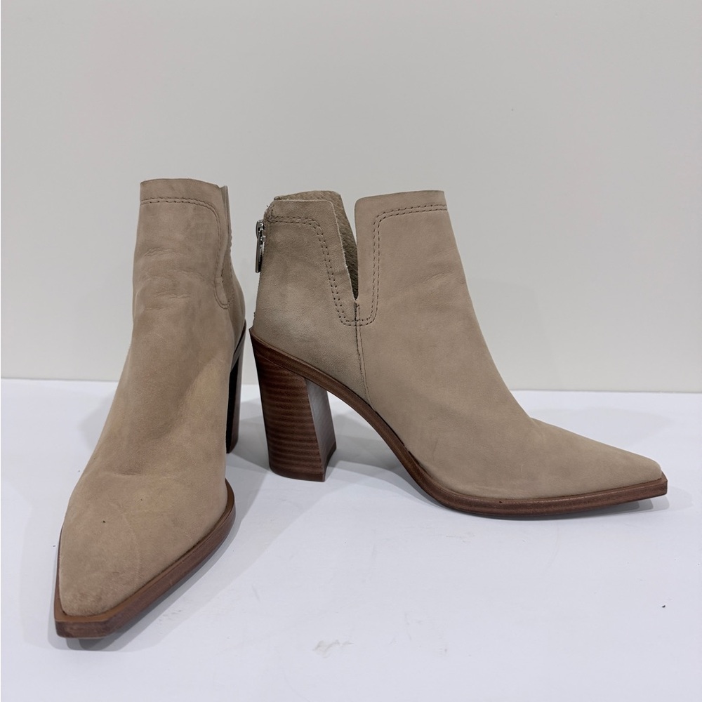 Vince Camuto "Welland" block heel bootie in a tan suede size 8 38.5